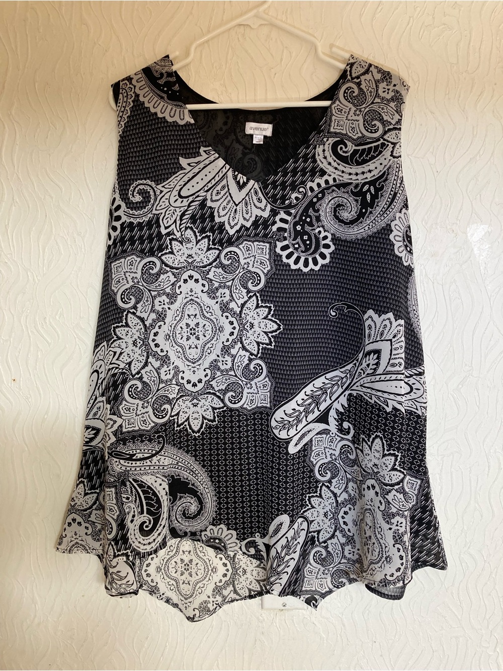 Avenue sheer sleeveless, black and white pattern high low top